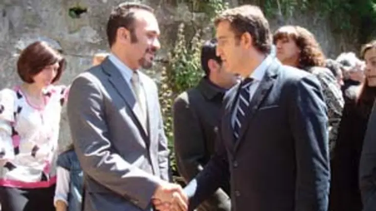 Manoel Carrete, vicepresidente de Fegalcat, sa&uacute;da ao presidente da Xunta, Alberto N&uacute;&ntilde;ez Feij&oacute;o. 