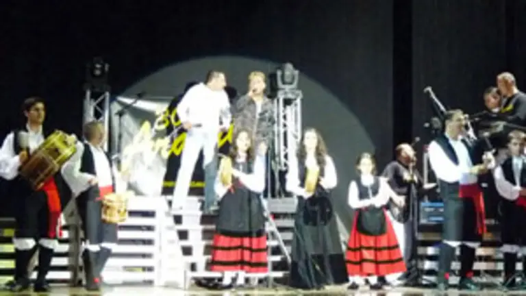  El grupo anfitri&oacute;n, &lsquo;Follas Novas&rsquo;, comparti&oacute; escenario con el grupo &lsquo;Aramio&rsquo; para clausurar la fiesta.