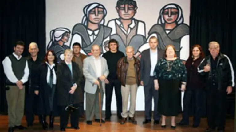  El delegado de la Xunta, junto a directivos del Centro Betanzos.