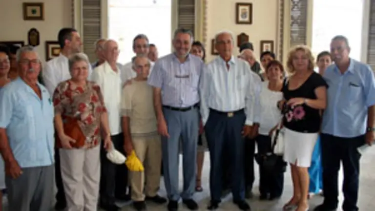  Jos&eacute; Antonio Dono &ndash;en el centro&ndash;, acompa&ntilde;ado por Villanueva &ndash;a la dcha&ndash; y estradenses en Cuba.