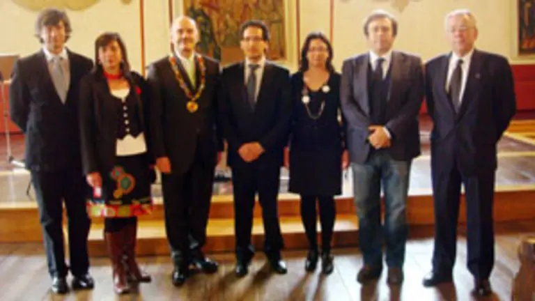  La delegaci&oacute;n compostelana con los representantes de Regensburg.