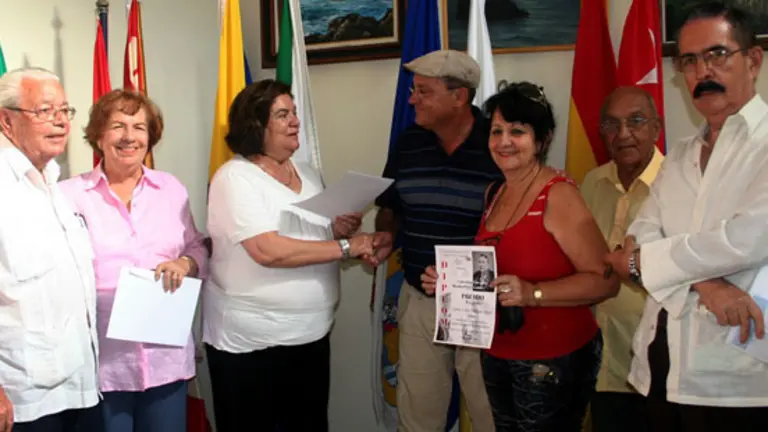  La viceconsejera de Emigración entrega los premios de un concurso. 