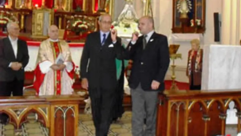  El presidente de la Agrupacion Andaluza portando la imagen de la Virgen, una vez terminado el acto.