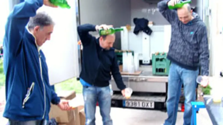  Varios miembros del Centro Asturiano de La Rioja escanciando sidra.