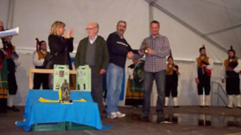  Varios de los participantes en el concurso de escanciadores del Centro Asturiano de Salamanca. 