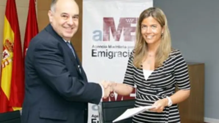  José Martínez-Nicolás y Víctoria Cristóbal se saludan durante la firma del convenio. 