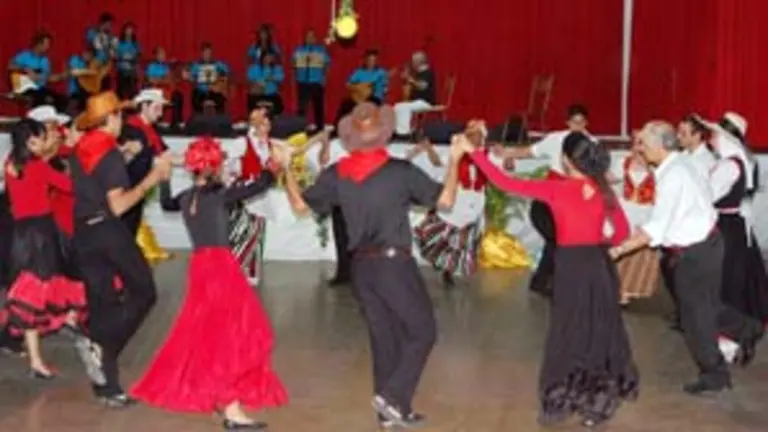  La Rondalla ‘Hijos del Gran Canario’ y el Cuerpo de Baile, ambos del CCEC, durante las festividades del Día de Canarias.