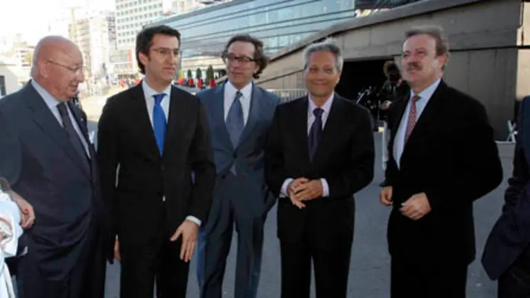  De izda.a dcha., Pilar Rojo &ndash;presidenta del Parlamento gallego&ndash;, Mauro Varela, Alberto N&uacute;&ntilde;ez Feij&oacute;o, Jos&eacute; Luis M&eacute;ndez, Julio Fern&aacute;ndez Gayoso, Manuel Campo Vidal y Rafael Louz&aacute;n &ndash;presidente de la Diputaci&oacute;n de Pontevedra&ndash; el jueves d