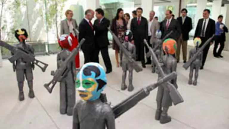  N&uacute;&ntilde;ez Feij&oacute;o y el presidente de la Diputaci&oacute;n de Pontevedra, Rafael Louz&aacute;n, acompa&ntilde;ados de otras autoridades, contemplan algunas de las recreaciones de arte durante la visita a la Bienal.