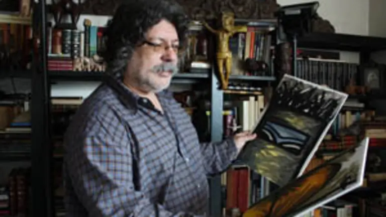  El pintor Xavier Magalh&atilde;es muestra dos de las obras que expondr&aacute; en la Universidad Nacional de Lan&uacute;s.