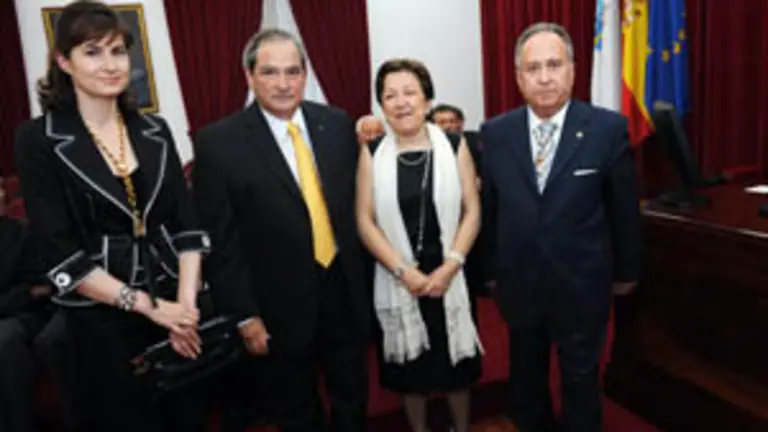  Jorge Daniel Lemus, a la izquierda de Farjas, tras recibir la condecoraci&oacute;n.