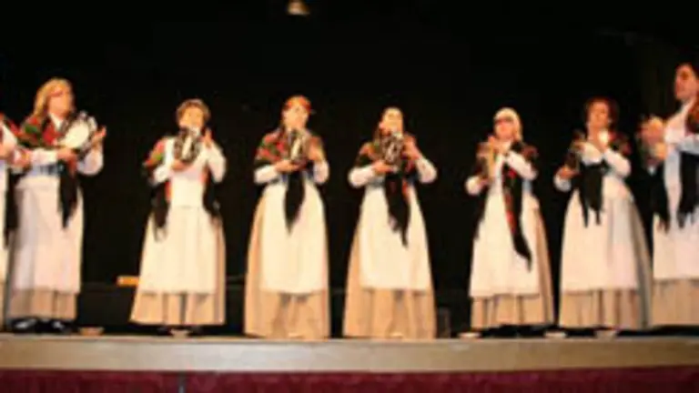  As pandereteiras da Asociaci&oacute;n de Abrandares Rurais do Bibei (Ourense), durante a s&uacute;a actuaci&oacute;n.