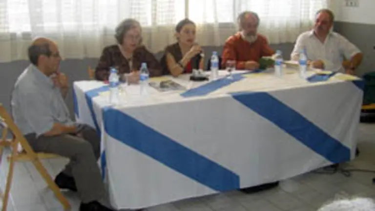  Helena Villar centrou a s&uacute;a charla en Rosal&iacute;a de Castro, e Xes&uacute;s R&aacute;bade, en Ux&iacute;o Novoneyra.