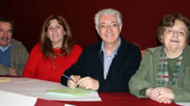  Bello Maneiro &ndash;2&ordm; por la dcha.&ndash;, con directivos de la asociaci&oacute;n de &lsquo;Fillos y Amigos de Valga&rsquo; en Buenos Aires.