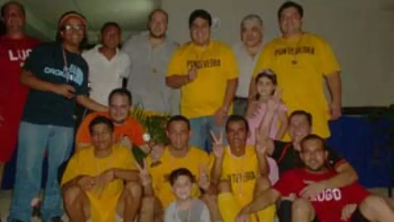  Los integrantes del equipo de Pontevedra posan con sus medallas de campe&oacute;n, en compa&ntilde;&iacute;a del presidente del CGPLC, Manuel Sinde Porto.