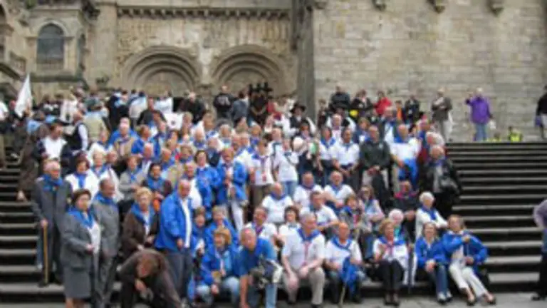  Los miembros del Centro Asturiano coru&ntilde;&eacute;s, en la Plaza del Obradoiro.