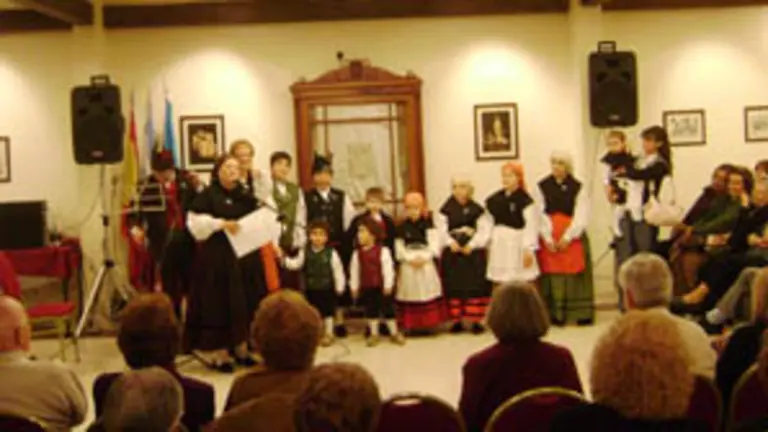  Los grupos folcl&oacute;ricos intervinieron en la celebraci&oacute;n del &lsquo;D&iacute;a de les Lletres&rsquo; en el Centro Asturiano de Mendoza. 