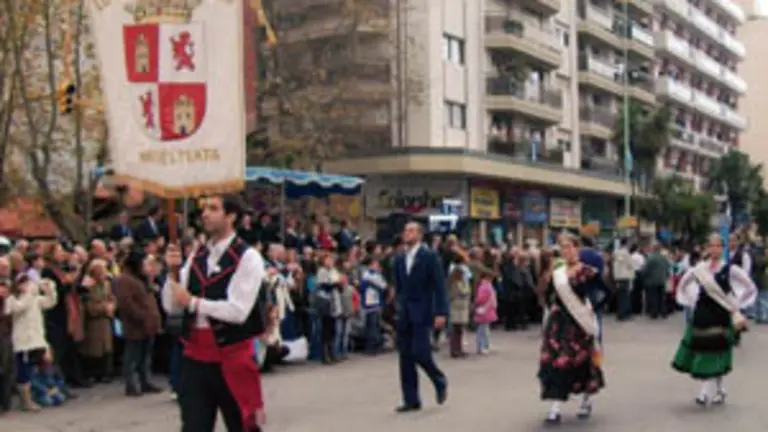  Un momento del desfile de los miembros del Centro de Mar de Plata.