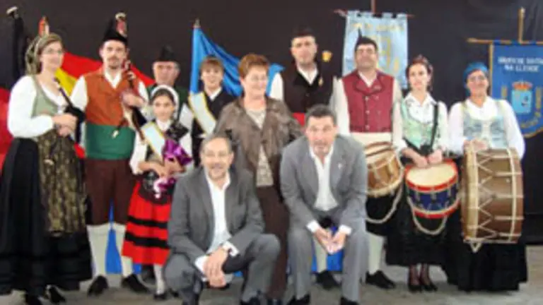  Teresa Ordiz posa con el resto de dirigentes y el grupo de gaitas.    