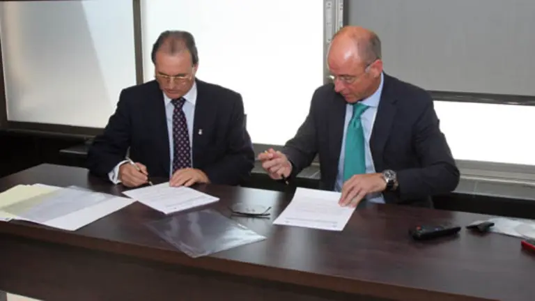  Casto Vieitez y Santiago Camba, durante la firma del convenio. 
