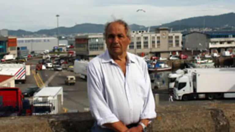  Instant&aacute;nea del exiliado gallego Rogelio Mart&iacute;nez, con el puerto de Vigo al fondo.