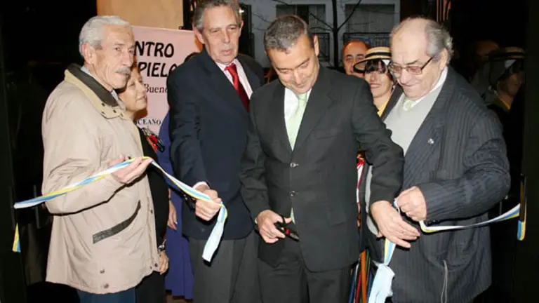  Paulino Rivero, acompañado por el embajador, corta la cinta inaugural.