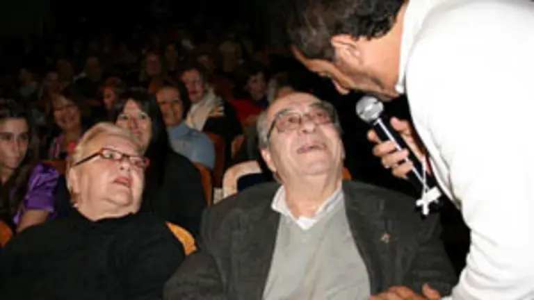  Chago Melián saluda al presidente del Centro, Álvaro Acosta.