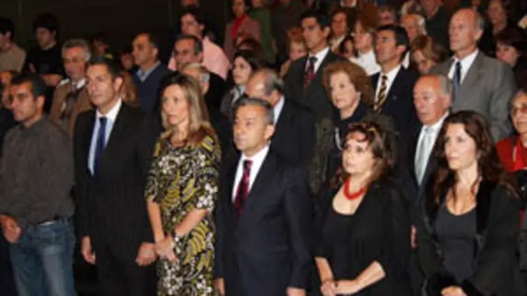  Inmaculada Cedrés y Paulino Rivero, junto al resto de la delegación canaria, escuchan los himnos, en el inicio del espectáculo.