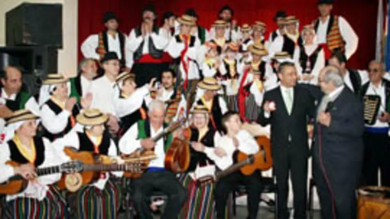  Álvaro Acosta entregó en nombre de la institución una medalla conmemorativa al presidente de Canarias.