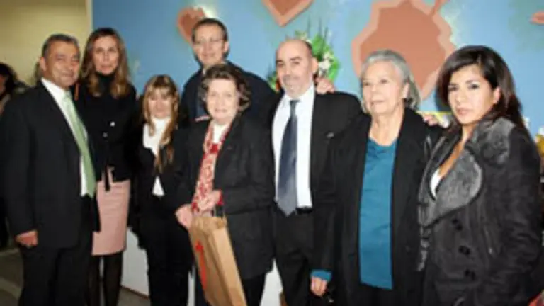  Paulino Rivero, con algunos de los integrantes de la ‘Asociación Canaria Zona Norte’.