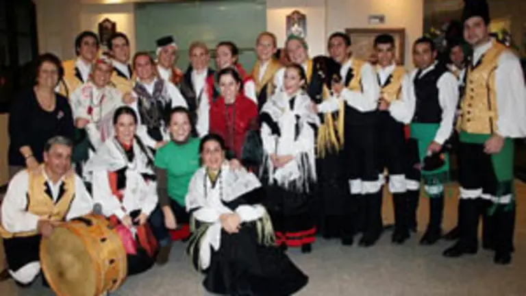 Integrantes de a agrupaci&oacute;n folcl&oacute;rica, tras su presentaci&oacute;n en la verbena.