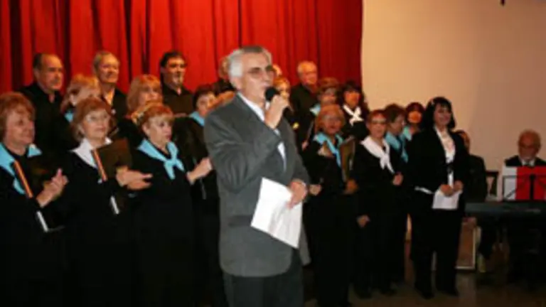  El presidente del Centro, Jes&uacute;s Iglesias, en la apertura del festival, con la Coral del Centro Salamanca.