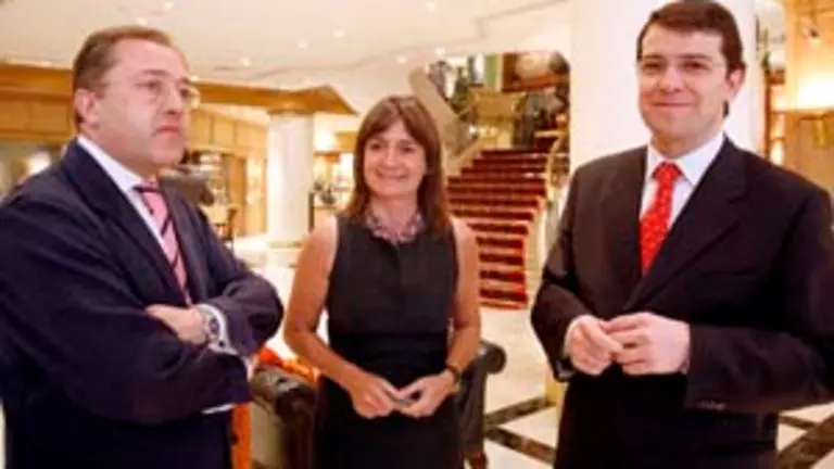  Julia Hernando, junto a Félix Colsa y Alfonso Fernández Mañueco.