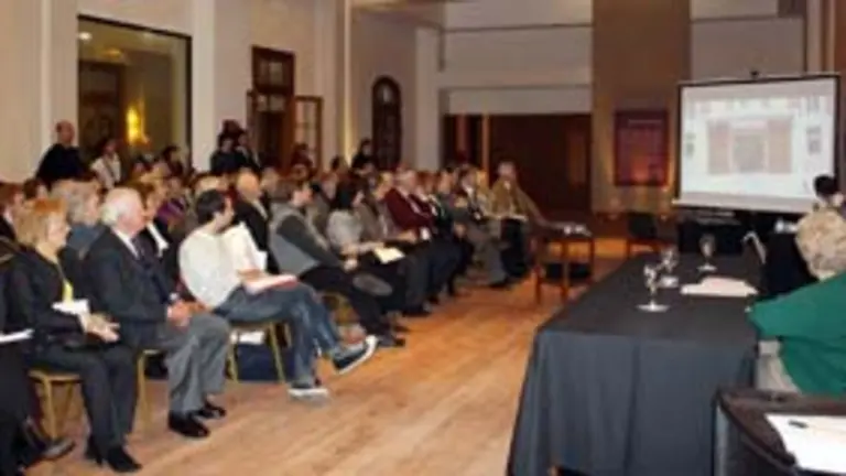  Castellanos y leoneses, emigrantes y descendientes viendo el vídeo.
