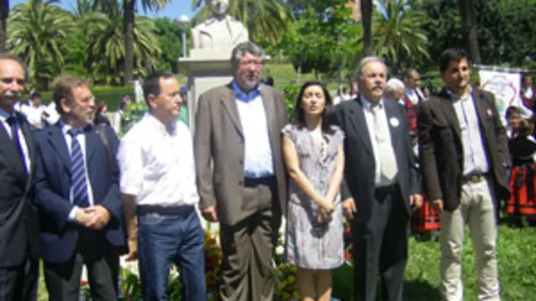  As autoridades perante o busto de Rosal&iacute;a de Castro en Can Mercader.