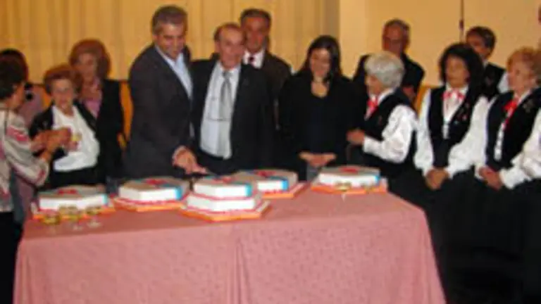 L&oacute;pez Dobarro corta la torta del 58&ordm; aniversrio del Centro Gallego de Mar del Plata. 