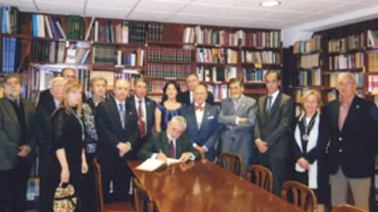  Dar&iacute;o Villanueva firma en el &lsquo;Libro de Oro&rsquo; del centro en presencia de miembros de la junta directiva y del primer teniente de alcalde del Ayuntamiento de Santander, Samuel Ruiz.