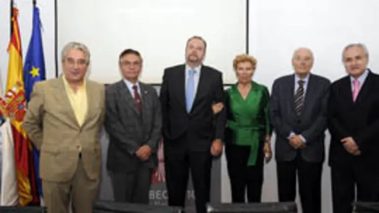  Daniel Hortas Ventura y Amparo Pardo, con Romay Beccar&iacute;a &ndash;2&ordm; dcha.&ndash; y Jos&eacute; Ram&oacute;n &Oacute;nega &ndash;1&ordm; dcha&ndash;, entre otros.