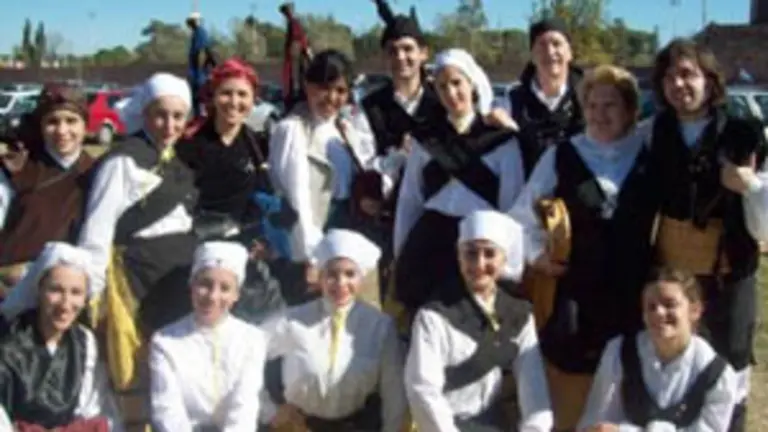  El grupo de baile del Centro Asturiano de la localidad argentina de C&oacute;rdoba.