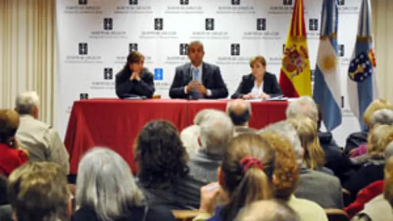  L&oacute;pez Dobarro -en el centro-, durante la reuni&oacute;n con los beneficiarios de \'Reencontros\'.