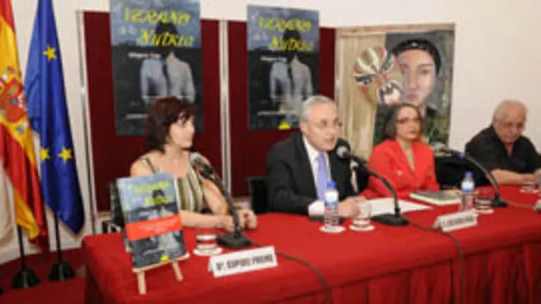  Milagros Fr&iacute;as &ndash;2&ordf; dcha.&ndash;, con Fernando &Oacute;nega &ndash;centro&ndash; y Espido Freire, durante la presentaci&oacute;n de &lsquo;El verano de la nutria&rsquo;.