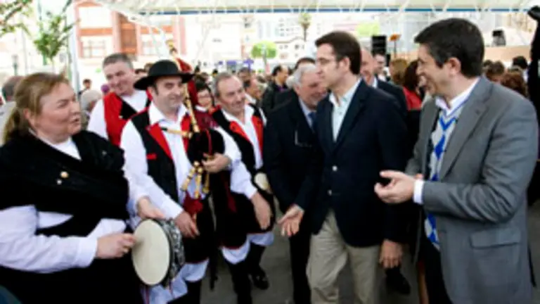  Patxi L&oacute;pez y Alberto N&uacute;&ntilde;ez Feij&oacute;o saludan a un grupo de gaiteiros. 