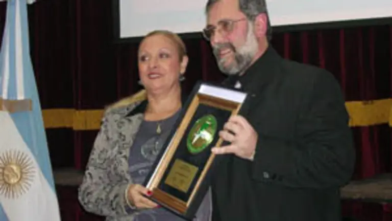 María del Pilar Fuentes Gómez y Guillermo Pilía, en el momento de la entrega de la placa de reconocimiento.