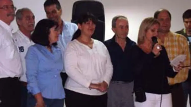  La Junta Directiva de Fillos da Provincia de Lugo arropa a su presidenta, Fina Farro de Ferre&ntilde;o, durante sus palabras de salutaci&oacute;n.