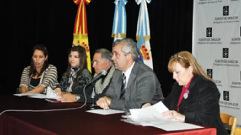  L&oacute;pez Dobarro -segundo por la dcha.-, durante su intervenci&oacute;n en la reuni&oacute;n de los Campamentos 2010.
