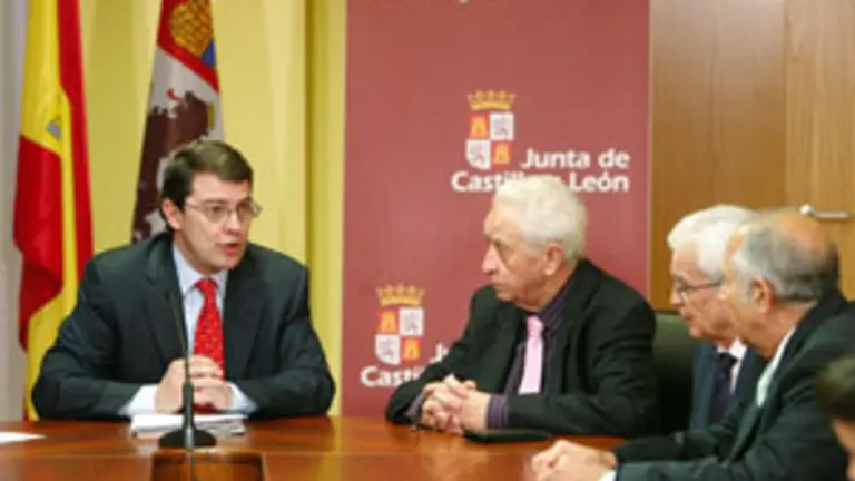  El consejero de Interior y Justicia, Alfonso Fernández Mañueco, y miembros de las casas en el exterior.