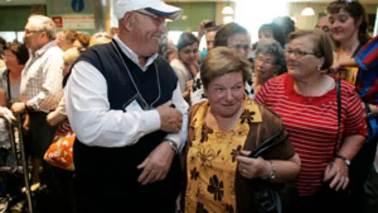  Sonrisas y l&aacute;grimas inundaron los rostros a la llegada de los emigrantes al aeropuerto de Lavacolla.