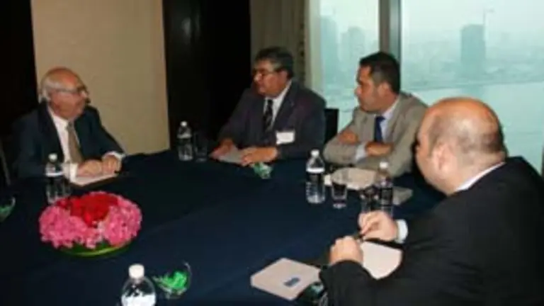  El presidente del Principado, durante su reuni&oacute;n con los directivos del Centro Asturiano de Pek&iacute;n.    