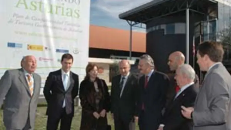  La delegaci&oacute;n de autoridades asturianas, momentos antes de la inauguraci&oacute;n de las jornadas.