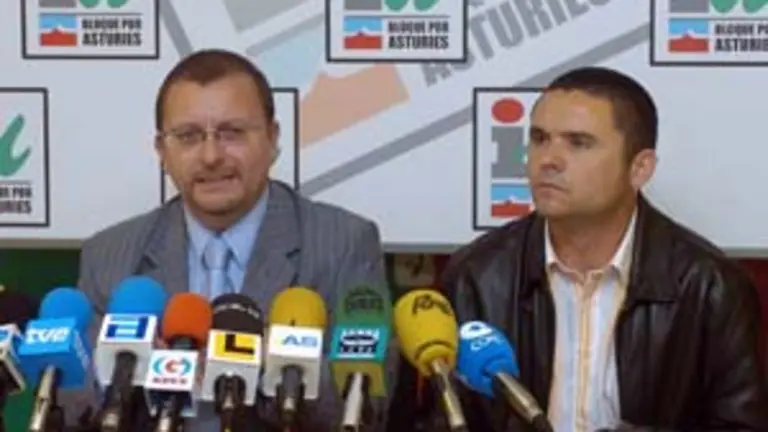  El responsable de la Agencia Asturiana de Cooperaci&oacute;n, con el coordinador de IU de Asturias, Jes&uacute;s Iglesias.    